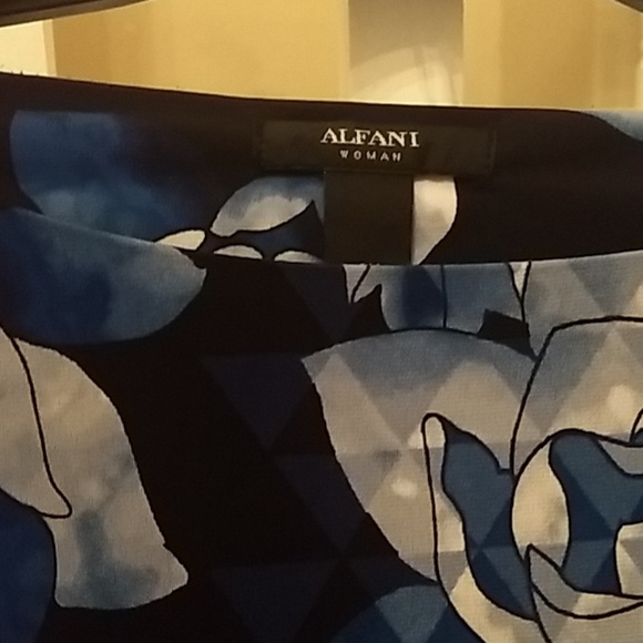 Beautiful navy blue and white polyester/spandex - Picture 2 of 4